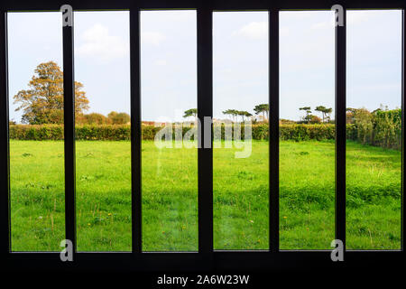 Des portes coulissantes en verre sur une grange convertie Banque D'Images