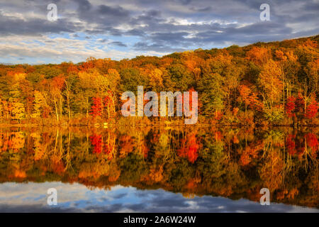 Skannatati Lac Harriman SP - Vue de la magnifique couleurs de feuillage d'automne et réflexions sur les eaux calmes à Harriman State Park à New York. Harriman State Park est le deuxième plus grand parc de l'état dans l'État de New York. Banque D'Images