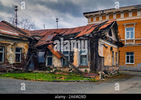 Un fragment d'un ancien bâtiment s'effondre sur un fond de ciel nuageux. Banque D'Images