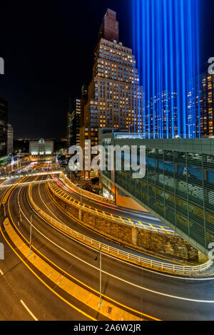 Un hommage à la lumière - NEW YORK Vue de l'un de l'installation lumineuse de la 911 memorial ainsi que l'entrée du tunnel, dans Brooklyn Batterie Batterie Banque D'Images