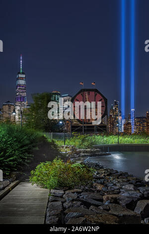 Colgate Clock WTC 911 feux en hommage - Voir à l'arrière de l'emblématique monument historique qui est la Colgate Clock, le lower Manhattan skyline avec One World Trade Center couramment visées à comme la Tour de la liberté au cours de la 11e Septembre 911 feux hommage en souvenir memorial à New York City, New York. Cette image est disponible en couleur ainsi que noir et noir. Pour visualiser les images ou photographies de ce ou tout autre de mes collections, veuillez visiter le www.susancandelario.com Banque D'Images