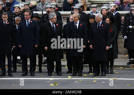 Quatre anciens premiers ministres, David Cameron (Conservateur) Gordon Brown (Travailliste) Tony Blair (travail) et de John Major (Conservateur) rejoindre Sa Majesté la Reine et le duc d'Édimbourg avec d'autres membres de la famille royale britannique et les membres du public pour le service du souvenir lors d'une cérémonie de dépôt de gerbes de fleurs au cénotaphe de Whitehall, Londres, Angleterre. Novembre 2017. Banque D'Images