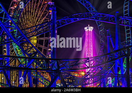 Hydrus Casino Pier - Soir vue de l'univers coloré et illuminé Hydrus roller coaster à Seaside Heights dans le New Jersey. Cette image est disponible dans Banque D'Images