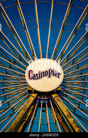 Grande Roue Casino Pier - lent Fermer vue de l'allumé amusement parc Ferris roue pendant la soirée à Seaside Heights, New Jersey. E Banque D'Images