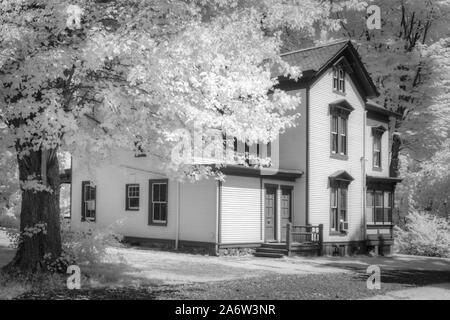 La maison victorienne - infrarouge noir et blanc vue d'un 19e siècle de style victorien à la plus de deux siècle vieux canal atf ville Waterloo Village de sw Banque D'Images