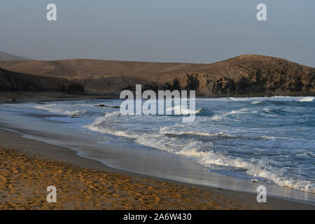 Playa del Congrio, Lanzarote, Espagne. Le soir, la plage est vide. Banque D'Images