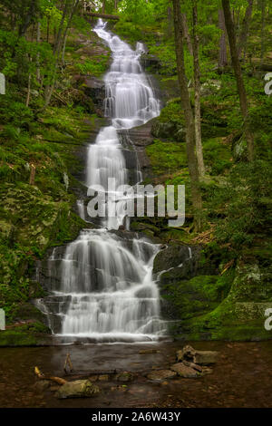Buttermilk Falls - Vue d'une des plus hautes chutes d'eau dans le New Jersey. Banque D'Images