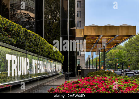 Trump International Hotel - vue latérale de la signalisation et l'entrée principale de l'hôtel Trump. Il est situé à Columbus Circle en face de Banque D'Images