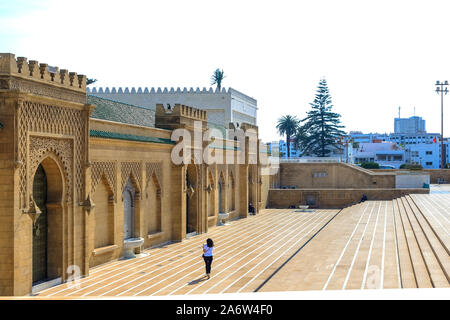 Style marocain à la porte du mausolée Mohammed V à Rabat Maroc, Afrique, 22.04.2019 Banque D'Images