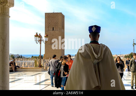 Soldat garde en costume national à l'entrée du Mausolée de Mohammed V et place avec tour Hassan à Rabat le jour ensoleillé. Lieu : Rabat, Moro Banque D'Images