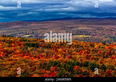 Hudson Valley NY Automne -Vue aérienne à l'atmosphère chaleureuse et couleurs vives de l'automne feuillage en pointe l'état de New York. Banque D'Images