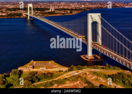 Verrazano Bridge, Fort Wadsworth et le quartier de Brooklyn à New York City, New York. Banque D'Images