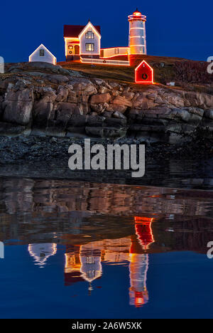 Phare Nuble Réflexion - Heure bleue au phare de Nubble , Nedick situées au cap York, dans le Maine. Banque D'Images