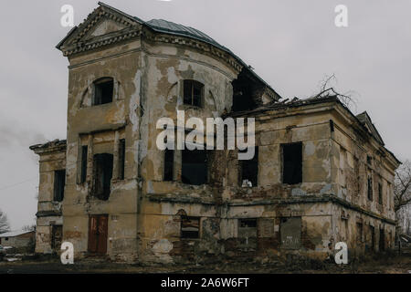 Sombre et glauque vieux manoir abandonné. Gorozhanka Venevitinov, ancien manoir, Région de Voronezh. Banque D'Images