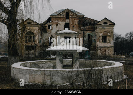 Sombre et glauque vieux manoir abandonné. Gorozhanka Venevitinov, ancien manoir, Région de Voronezh. Banque D'Images