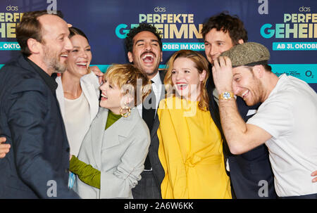 Berlin, Allemagne. 28 Oct, 2019. Les acteurs Wotan Wilke Möhring (l-r), Jessica Schwarz, Jella Haase, Elyas M'Barek, Karoline Herfurth, Florian David Fitz et Frederick Lau s'amuser lors de la première de leur film 'Das perfekte Geheimnis' au Zoo Palast. Credit : Annette Riedl/dpa/Alamy Live News Banque D'Images