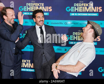 Berlin, Allemagne. 28 Oct, 2019. Les acteurs Wotan Wilke Möhring (l-r), Elyas M'Barek et Frederick Lau s'amuser sur la première de leur film 'The perfect secret' au Zoo Palast. Credit : Annette Riedl/dpa/Alamy Live News Banque D'Images