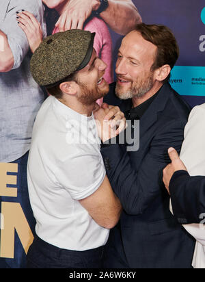 Berlin, Allemagne. 28 Oct, 2019. Les acteurs Frederick Lau (l) et Wotan Wilke Möhring ont beaucoup de plaisir à la première du film 'Das perfekte Geheimnis' au Zoo Palast. Credit : Annette Riedl/dpa/Alamy Live News Banque D'Images