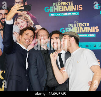 Berlin, Allemagne. 28 Oct, 2019. Les acteurs Florian David Fitz (l-r), Wotan Wilke Möhring, Elyas M'Barek et Frederick Lau selfies faire une lors de la première de leur film 'Das perfekte Geheimnis' au Zoo Palast. Credit : Annette Riedl/dpa/Alamy Live News Banque D'Images