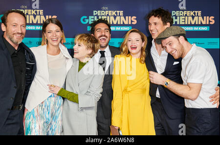 Berlin, Allemagne. 28 Oct, 2019. Les acteurs Wotan Wilke Möhring (l-r), Jessica Schwarz, Jella Haase, Elyas M'Barek, Karoline Herfurth, Florian David Fitz et Frederick Lau s'amuser lors de la première de leur film 'Das perfekte Geheimnis' au Zoo Palast. Credit : Annette Riedl/dpa/Alamy Live News Banque D'Images