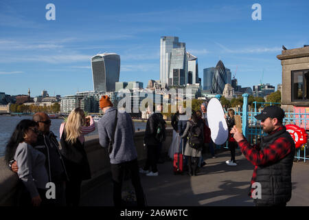 La ville de Londres avec les touristes vu de Tower Bridge GV Vue générale, Londres Banque D'Images