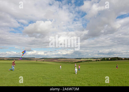 Kids flying a kite sur les champs ouverts, Angleterre Banque D'Images