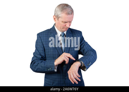 Un homme âgé dans un costume mesure le pouls d'un bracelet de remise en forme. Isolé sur un fond blanc. Banque D'Images