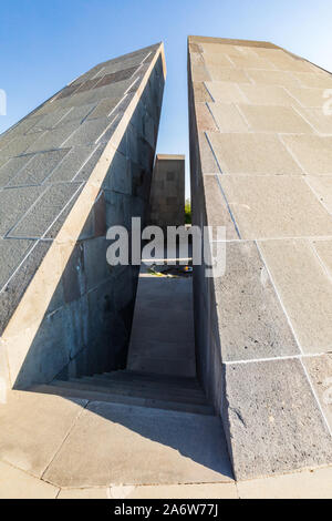 Erevan, Erevan, Arménie Province. Le Memorial Hall de l'Tzitzernakaberd mémorial au génocide arménien complexe. Banque D'Images