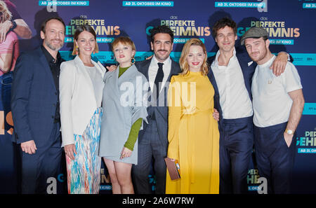 Berlin, Allemagne. 28 Oct, 2019. Les acteurs Wotan Wilke Möhring (l-r), Jessica Schwarz, Jella Haase, Elyas M'Barek, Karoline Herfurth, Florian David Fitz et Frederick Lau viennent à la première de leur film 'Das perfekte Geheimnis' au Zoo Palast. Credit : Annette Riedl/dpa/Alamy Live News Banque D'Images