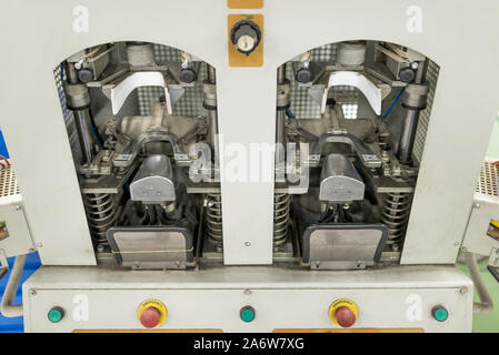 Machine pour former la partie avant. La fabrication de chaussures. Banque D'Images