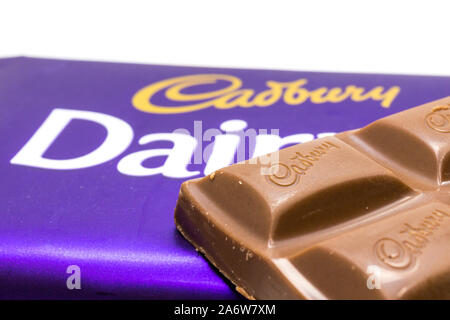 Cadbury dairy milk chocolate bars emballés et déballés Banque D'Images