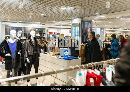 Strasbourg, France - Dec 27, 2017 : Les clients de faire du shopping à l'intérieur intérieur de grandes galeries Lafayette centre commercial avec les femmes les mannequins et les marques comme Burbery, Zapa Banque D'Images