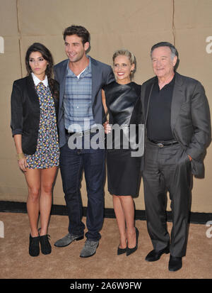 LOS ANGELES, CA. Le 29 juillet 2013 : 'folie' stars Amanda Setton, James Wolk, Sarah Michelle Gellar & Robin Williams à l'été 2013 CBS Stars Party à Beverly Hills. © 2013 Paul Smith / Featureflash Banque D'Images