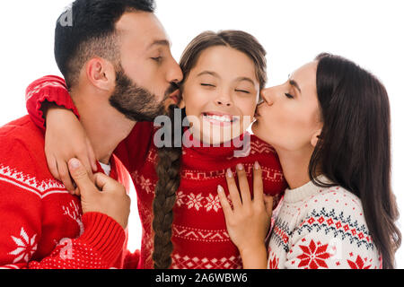 Heureux parents kissing joues de fille en sweater isolated on white Banque D'Images