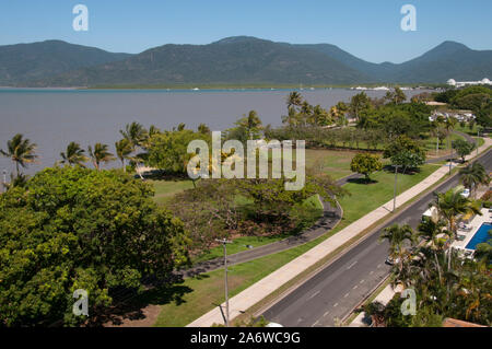 Donnant sur Trinity Inlet d'un hôtel sur l'Esplanade de Cairns, une destination touristique au nord tropical du Queensland, Australie Banque D'Images