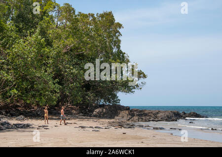 Un jeune couple explore Thornton's Beach à Cape Tribulation Daintree dans la zone du patrimoine mondial dans le Nord tropical du Queensland, Australie Banque D'Images