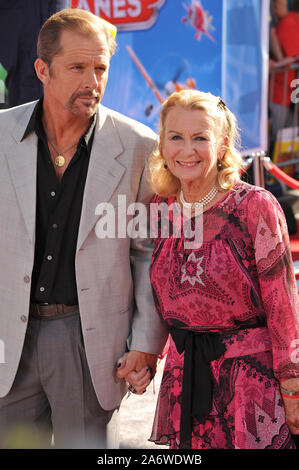 LOS ANGELES, CA. 05 août 2013 : Juliet Mills & mari Maxwell Caulfield lors de la première mondiale du Disney's avions à l'El Capitan Theatre, à Hollywood. © 2013 Paul Smith / Featureflash Banque D'Images