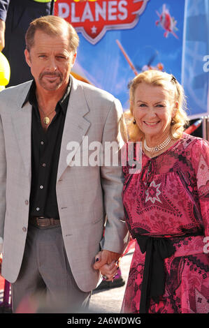 LOS ANGELES, CA. 05 août 2013 : Juliet Mills & mari Maxwell Caulfield lors de la première mondiale du Disney's avions à l'El Capitan Theatre, à Hollywood. © 2013 Paul Smith / Featureflash Banque D'Images