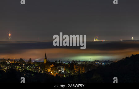 Kronberg, Allemagne. 28 Oct, 2019. L'horizon de Francfort am Main avec la tour de télévision, la Commerzbank le siège et le Messeturm (l-r) se dresse au-dessus d'un plafond brumeux. Dans l'avant-plan dans la Kronberg im Taunus. Crédit : Jan Eifert/dpa/Alamy Live News Banque D'Images