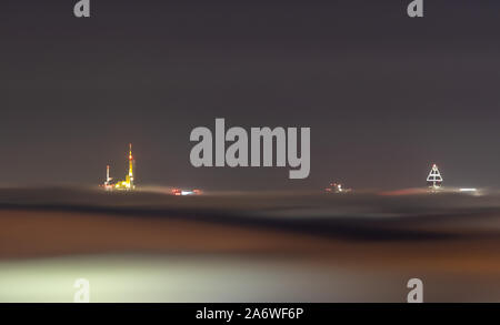 Kronberg, Allemagne. 28 Oct, 2019. L'horizon de Francfort am Main avec siège de la Commerzbank et la Messeturm (l-r) se dresse au-dessus d'un plafond brumeux. Crédit : Jan Eifert/dpa/Alamy Live News Banque D'Images