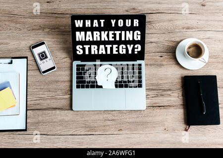 Kiev, UKRAINE - le 23 juillet 2019 : Vue de dessus smartphone avec l'application uber, près de l'ordinateur portable avec quelle est votre stratégie de marketing à l'écran de lettrage Banque D'Images