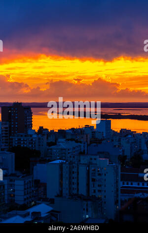 Coucher du soleil en feu à Porto Alegre, Brésil Banque D'Images