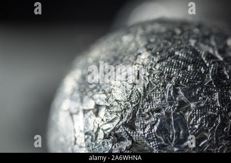 Résumé de vue inhabituels techno aluminium froissé ball, close-up, macro photo Banque D'Images