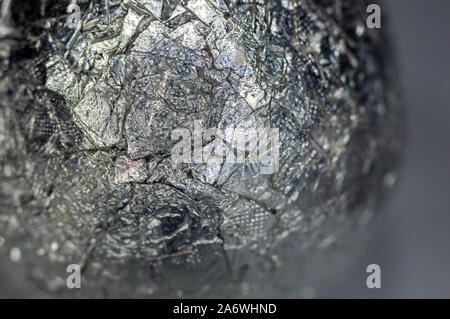 Résumé de vue inhabituels techno aluminium froissé ball, close-up, macro photo Banque D'Images