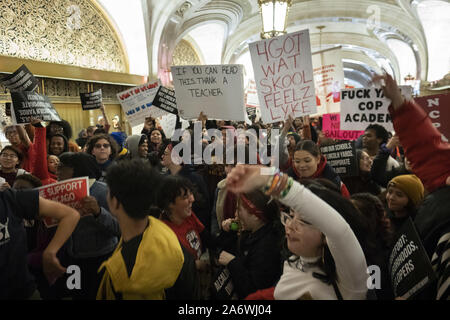 Chicago, Illinois, USA. 28 Oct, 2019. Les étudiants de Chicago autour de mars et à l'intérieur de l'Hôtel de Ville sur le huitième jour de la grève de l'enseignant. Credit : Rick Majewski/ZUMA/Alamy Fil Live News Banque D'Images