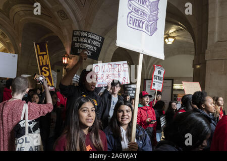 Chicago, Illinois, USA. 28 Oct, 2019. Les étudiants de Chicago autour de mars et à l'intérieur de l'Hôtel de Ville sur le huitième jour de la grève de l'enseignant. Credit : Rick Majewski/ZUMA/Alamy Fil Live News Banque D'Images