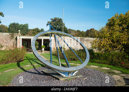 Le tricentenaire Sundial commémorant la création de l'Observatoire Royal de Greenwich dans le parc du château de Herstmonceux, East Sussex Banque D'Images