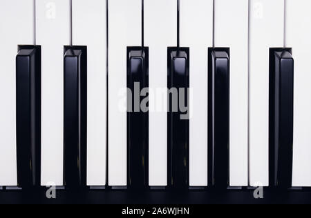 Piano ou synthétiseur électronique (clavier de piano) contexte clavier midi et le contrôleur avec les curseurs et boutons. Concept de fermer texture pattern mus Banque D'Images