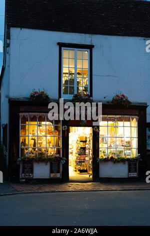 1 156 km village store, un bureau de poste et épicerie fine illuminé sur soirée d'automne, East Sussex, UK Banque D'Images