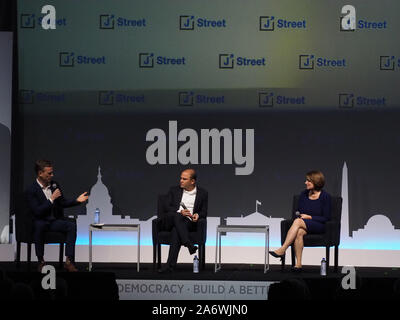 Washington, District de Columbia, Etats-Unis. 27 Oct, 2019. Le candidat démocrate Sénateur Amy Klobucher aborde le J Street Conférence nationale. E elle est interviewée par Pod Enregistrer les hôtes WorldÃs Ã' ancienne Maison Blanche porte-parole du Conseil de sécurité nationale, Tommy Vietor et ancien sous-conseiller pour la sécurité nationale, Ben Rhodes à' à propos de l'US-Israël de relation, le conflit israélo-palestinien et l'avenir de la politique étrangère américaine. Credit : Sue Dorfman/ZUMA/Alamy Fil Live News Banque D'Images